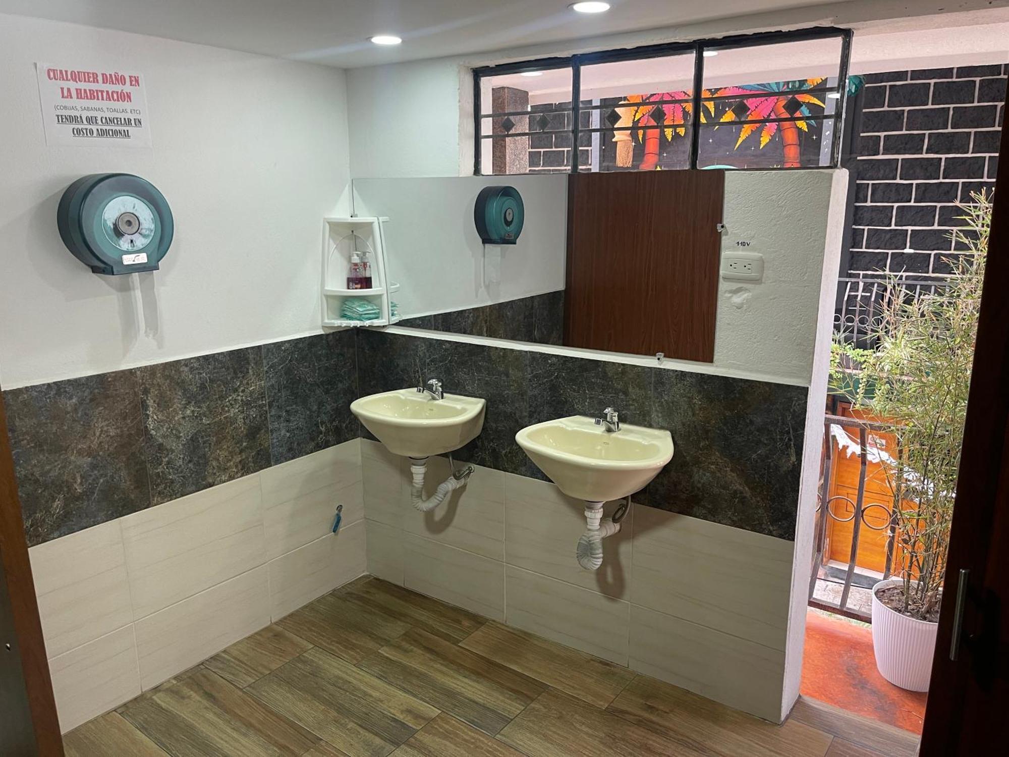El Jardin Escondido Party Hostel Baños Dış mekan fotoğraf