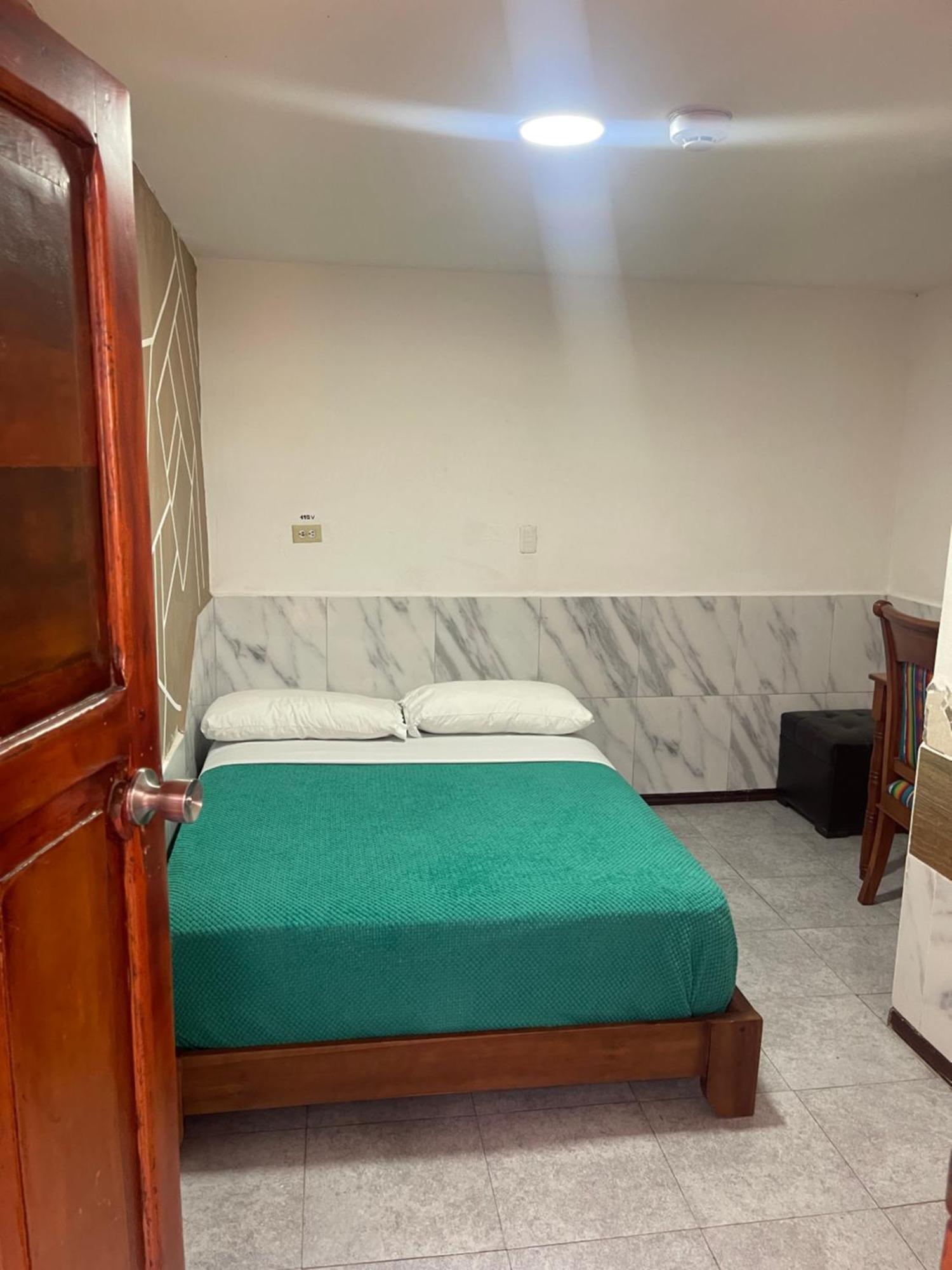 El Jardin Escondido Party Hostel Baños Dış mekan fotoğraf
